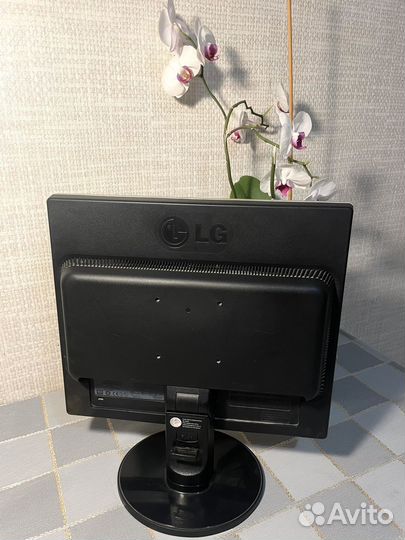 Монитор LG Flatron L1742S-SF