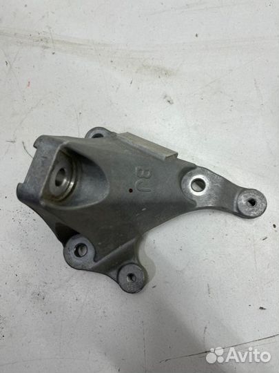 Крепление подушки двигателя переднее Toyota Camry