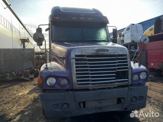 Тягач Freightliner в разбор
