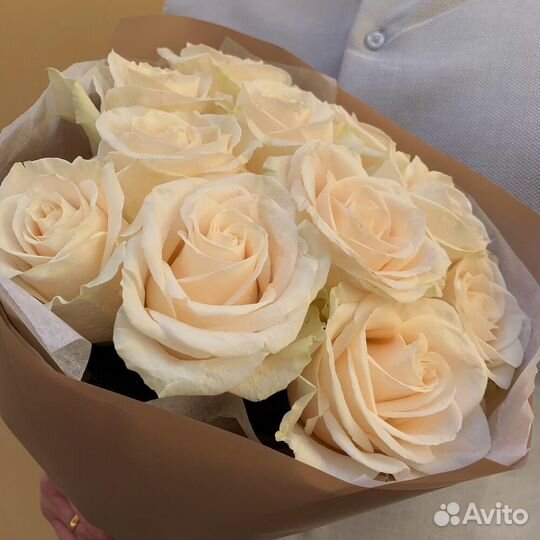 Букет белых роз в крафте