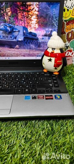 Шустрый мощный для учебы и игр ноутбук Samsung