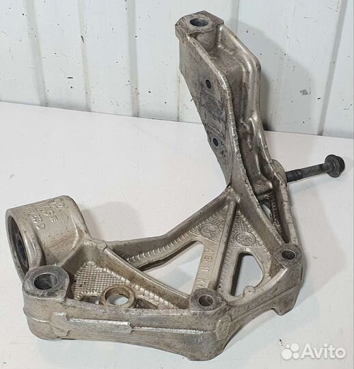 Кронштейн переднего рычага левый Skoda Fabia