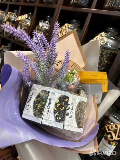 Чайный букет ассорти с чаем и сладостями