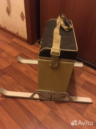 Ящик-стул для зимней рыбалки на лыжах