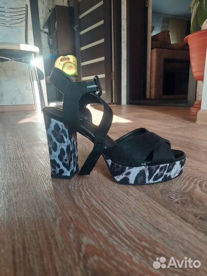 Босоножки женские