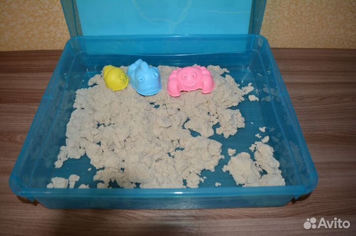 Кинетический песок в песочнице + 3 формочки