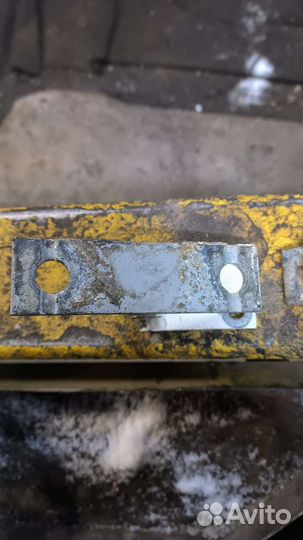 Петля передней двери Audi 100C4 A6C4 4A0831401A