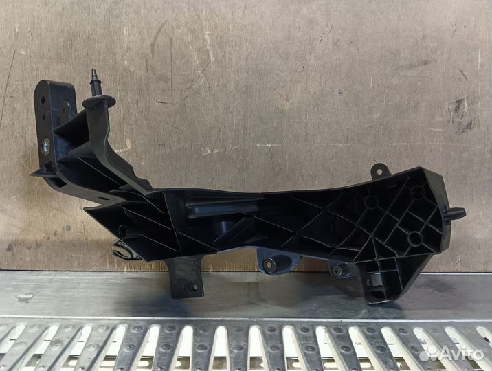 Кронштейн фары левой Jeep Grand Cherokee вк2 2010