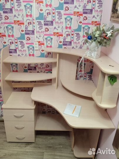 Угловой стол. Под компьютер. Письменный,с ящиками