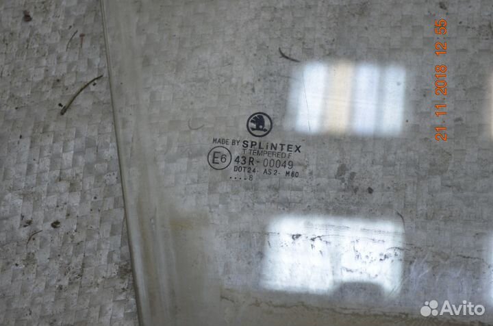 Стекло двери переднее правое Skoda Octavia A4