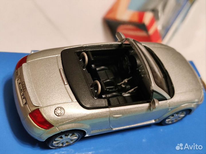 Модель 1:43 Audi TT Roadster Cararama