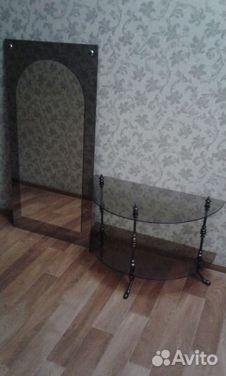 Столик и зеркало