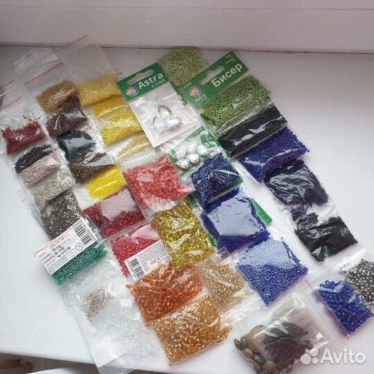 Бисер новый с контейнером