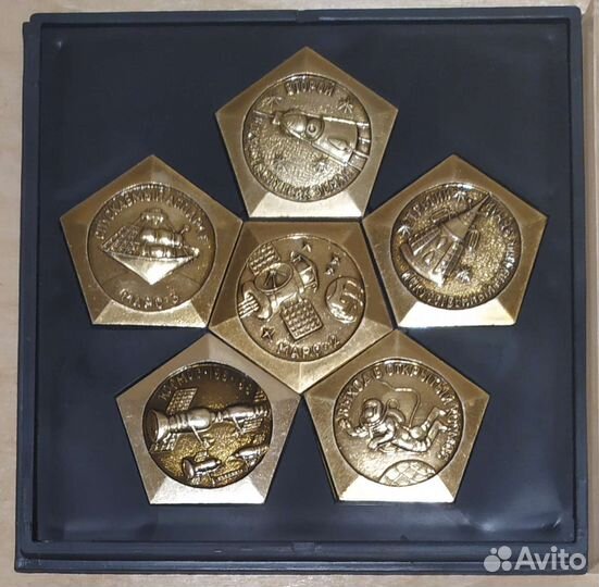 Значки космос в коробочке