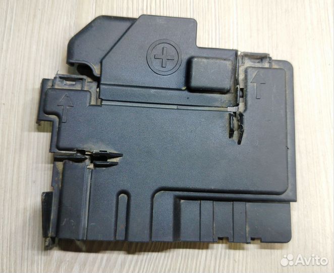 Крышка блока предохранителей АКБ VW Polo sedan