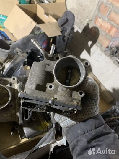 Заслонка дроссельная Тойота Авенсис