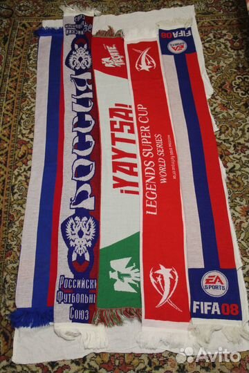 Футбольные шарфы, футболки, другие футбольные вещи