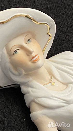 Фарфоровая Статуэтка дама с собакой