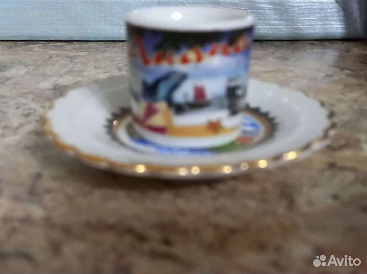 Сувенирная чашечка и блюдце