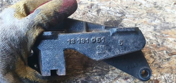 Кронштейн двигателя правый Opel Corsa D 2006-2015