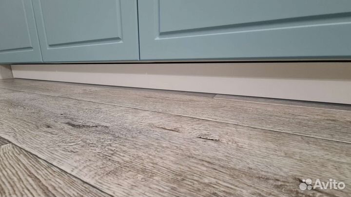 Цоколь для кухни белый пластик 275 см