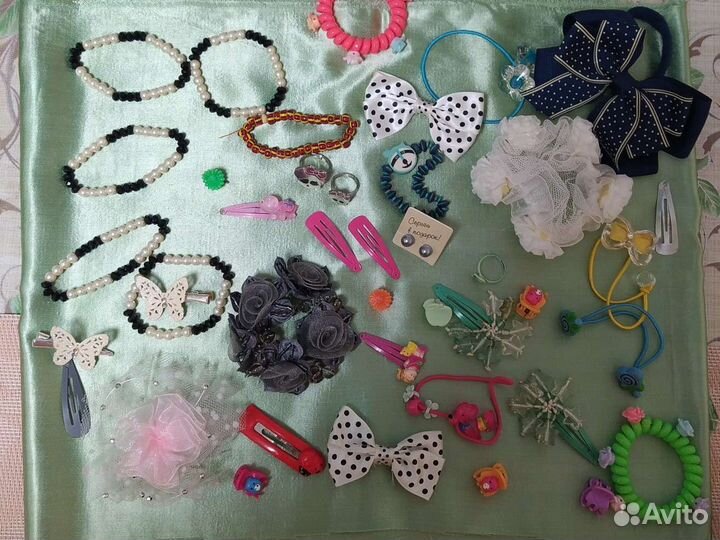 Значки и брелки резинки заколки детские пакетом