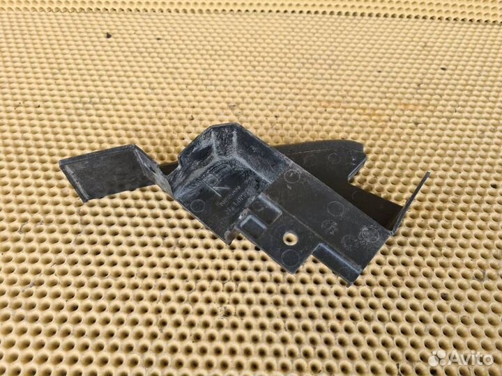 Дефлектор радиатора передний правый Infiniti Fx35