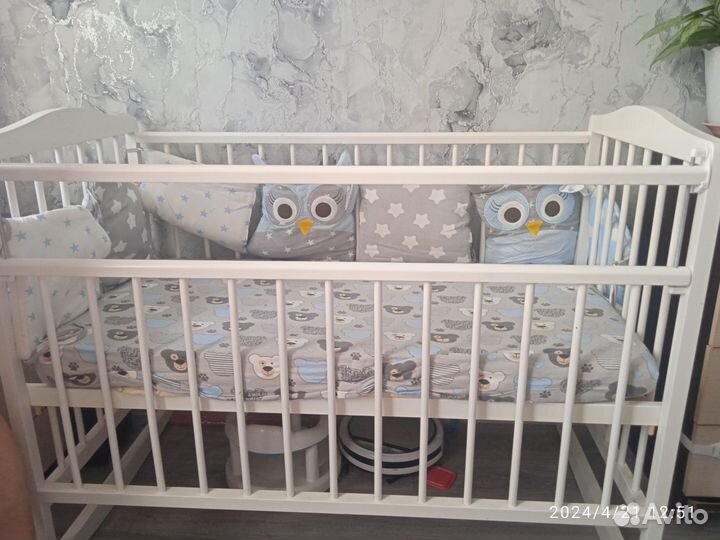 Детская кроватка с маятником