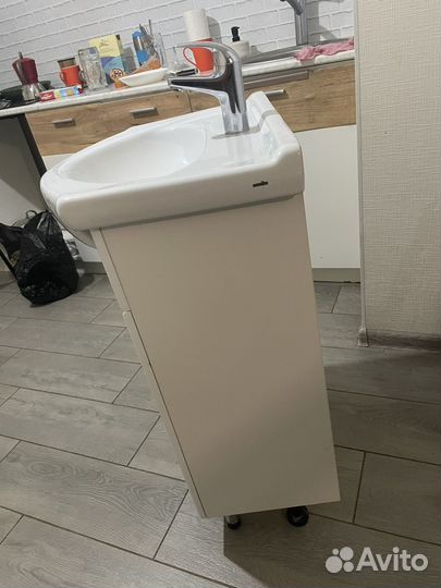 Тумба в ванну с раковиной и смесителем