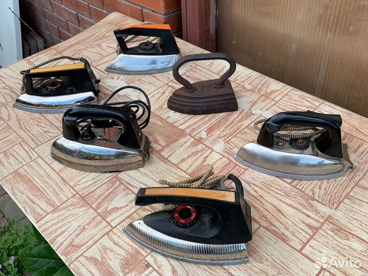 Коллекция винтажных утюгов времен СССР