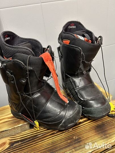 Сноуборд с креплениями и ботинками