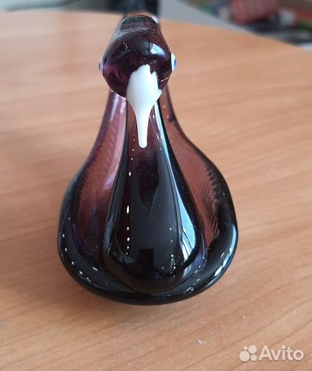 Статуэтка лебедь цветное стекло