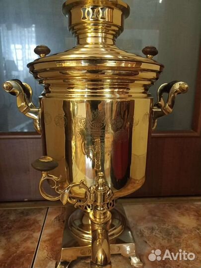 Старинный самовар с медалями