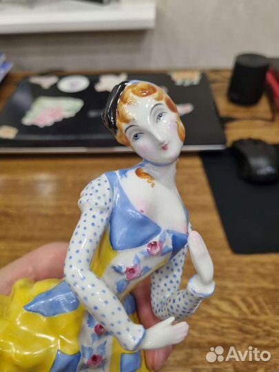 Фарфоровая статуэтка Коломбина