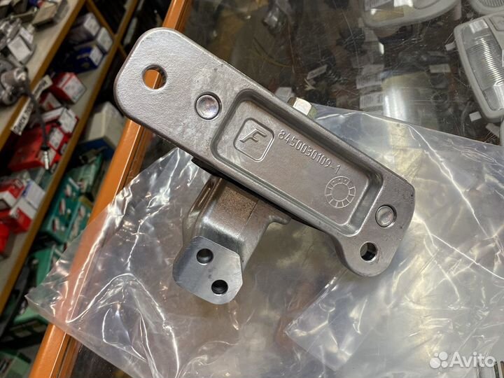 Опора двигателя Веста - усиленная, правая