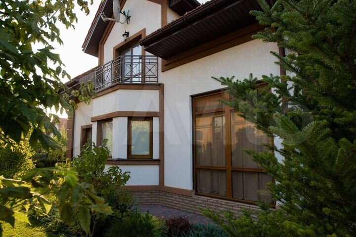 Коттедж 320 м² на участке 10 сот.