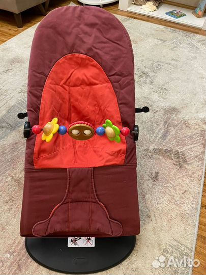Шезлонг babybjorn с игрушкой