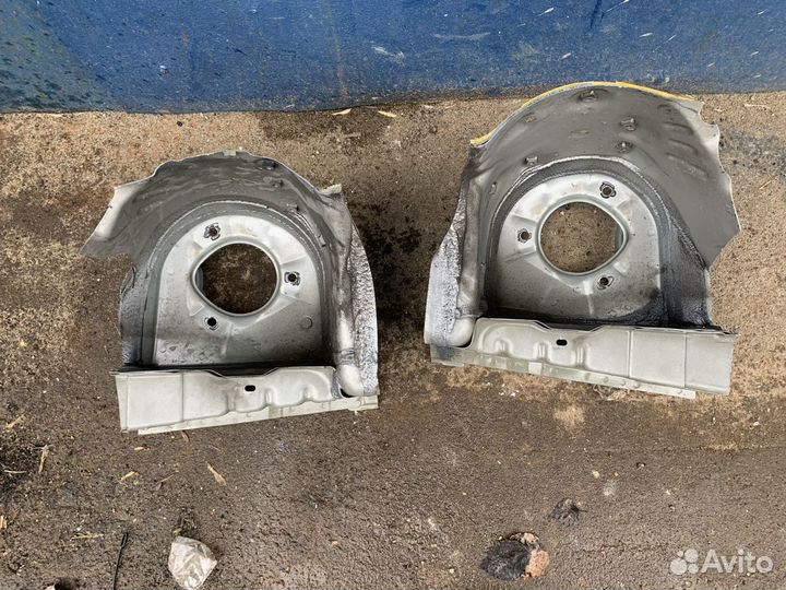 Опорные чашки стоек на Toyota Avensis 2