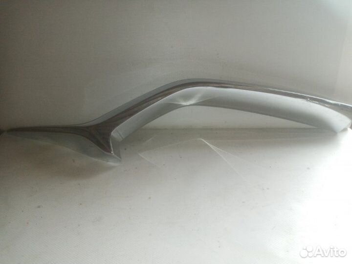 Молдинг решетки радиатора передний левый Mazda