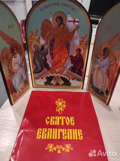 Святое евангелие и икона складень