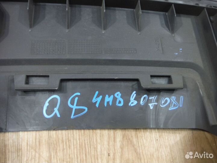 Накладка замка капота Audi Q8 2020