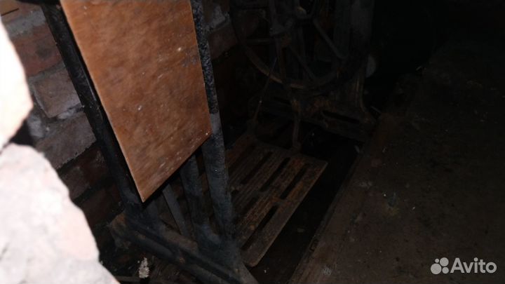 Станина чугунная от швейной машинки древняя