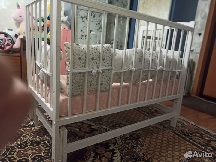 Детская кроватка с маятником белая