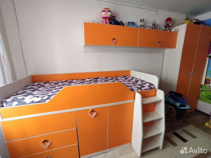 Детский уголок с кроватью и столом