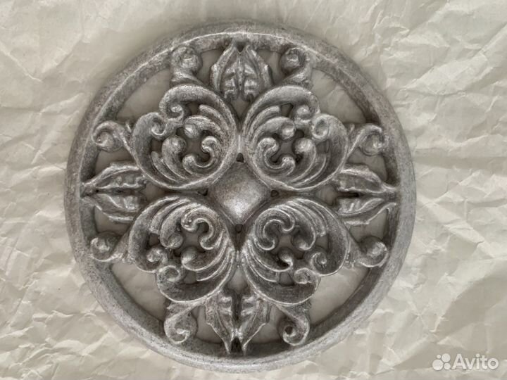 Окрашенные розетки из гипса