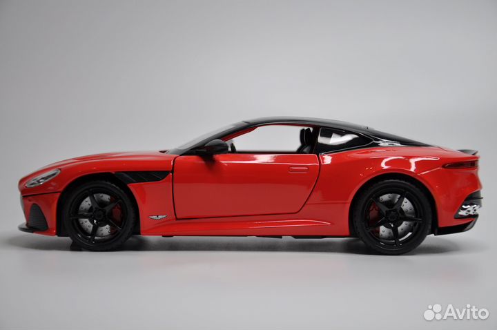 Модель автомобиля Aston Martin DBS металл