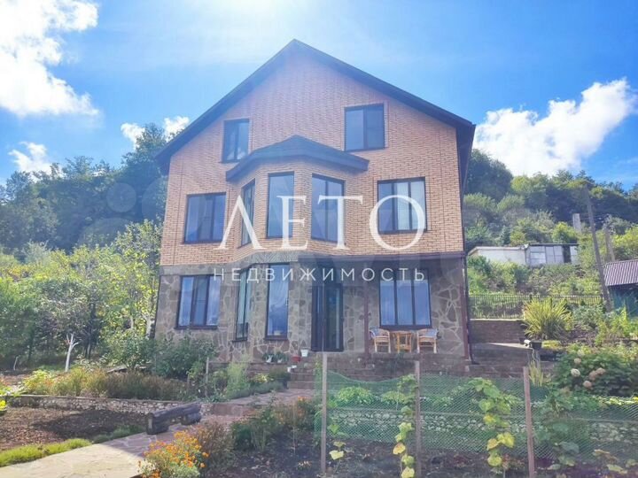 Коттедж 250 м² на участке 7 сот.