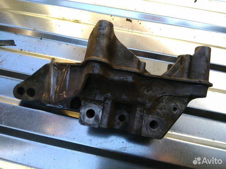 Кронштейн двигателя правый Volkswagen Golf IV