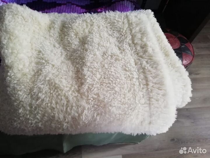 Одеяло меховое и покрывала на кровать