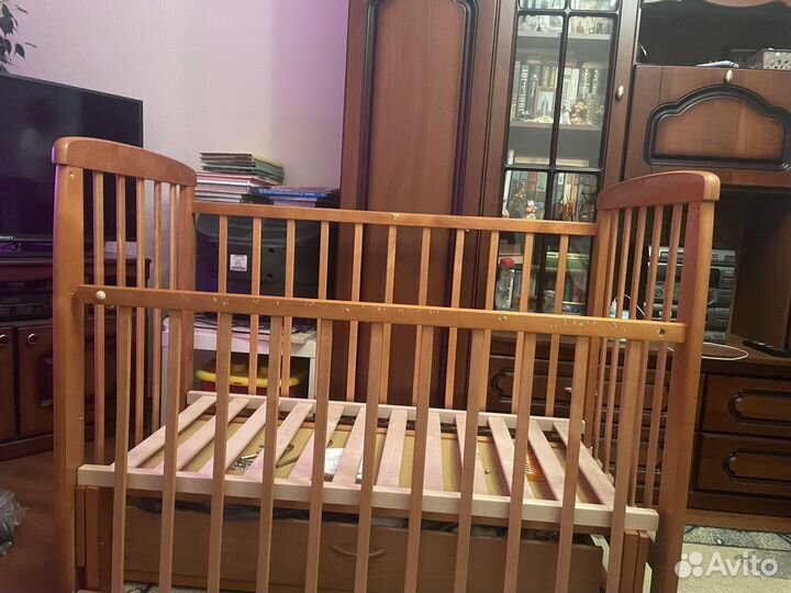 Кровать детская с маятником